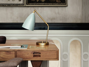 Lampe de table Grasshopper, bleu gris, Greta Grossman, Gubi