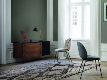 Sideboard 3, Serie 62, Greta Grossman, Gubi. Beetle Stühle, Gam Fratesi, Bestlite Lampe.