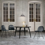 Table ronde et chaises GUBI, Komplot Design, suspension Semi