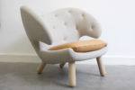 Fauteuil Pelican, tissu Mainline Flax et cuir Nevada, Finn Juhl, Onecollection. © Galerie Kissthedesign, Lausanne