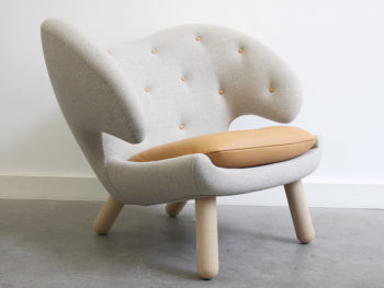 Fauteuil Pelican, tissu Mainline Flax et cuir Nevada, Finn Juhl, Onecollection. © Galerie Kissthedesign, Lausanne