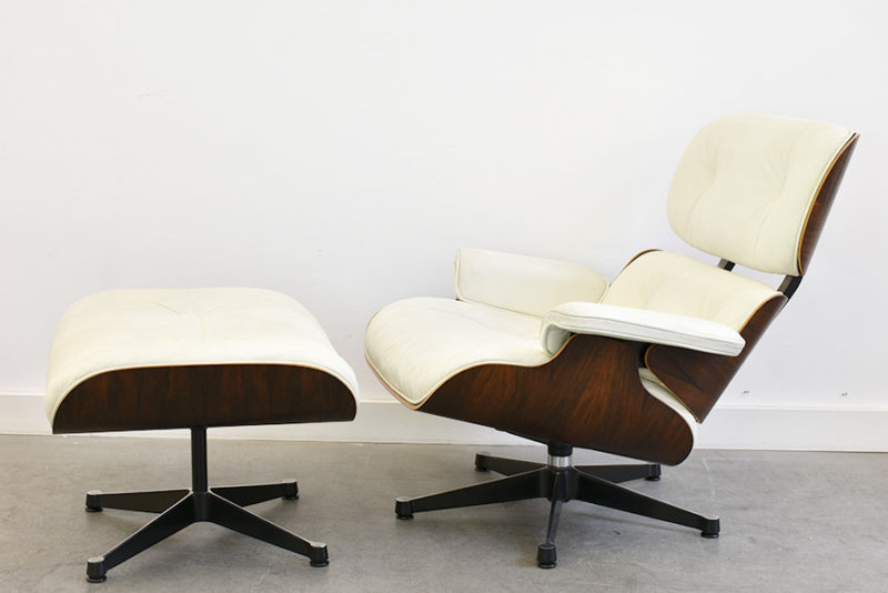 Lounge chair avec ottoman (N° 670 & N° 671), Charles & Ray Eames, Vitra. Palissandre et cuir blanc