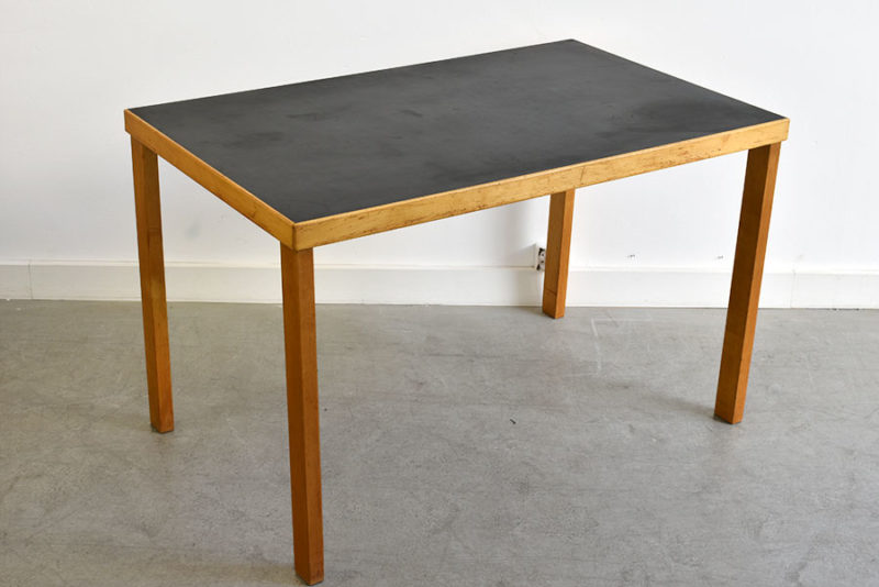 Rare table à pieds droits, Alvar Aalto, Huonekalu- ja Rakennustyötehdas Oy, Turku, Finland, 1927.