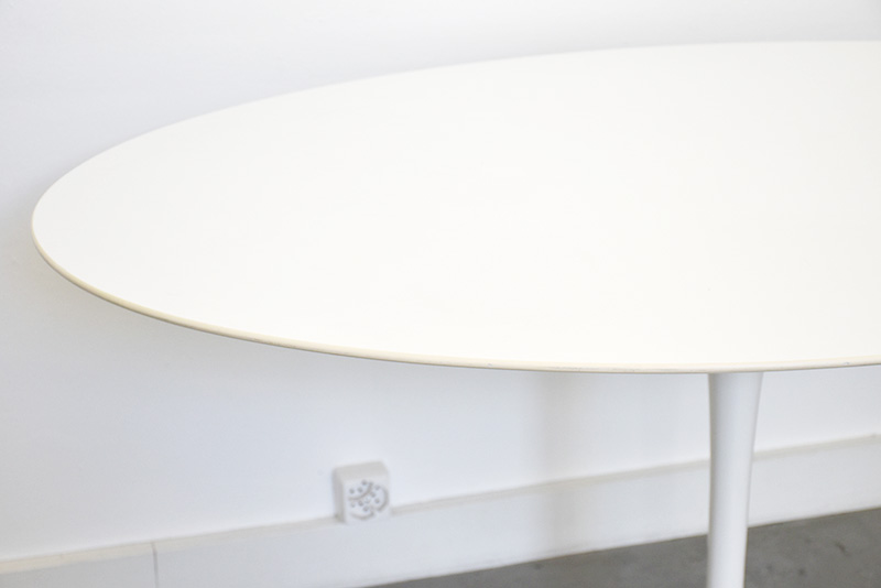 Tulip Tisch mit ovaler Laminat Platte 137 cm von Eero Saarinen, für Knoll.