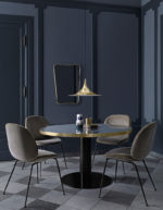 Miroir F.A.33 de Gio Ponti, chaises Beetle de GamFratesi, table 2.0 et suspension Semi, Gubi