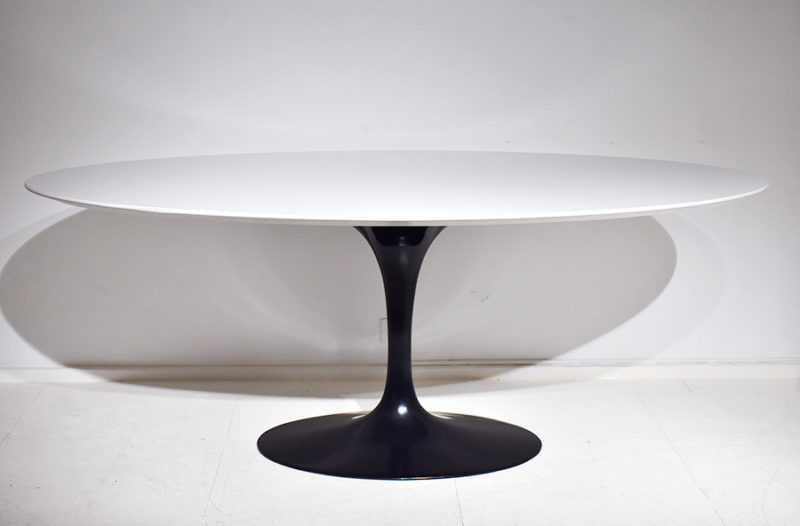 Dining tulip table, oval top, Eero Saarinen, Knoll.