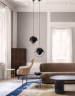 Gubi, suspensions Multi Lite de Louis Weisdorf (noir/laiton), Table TS de GamFratesi, Fauteuil Eva de Kerstin H. Holmquist